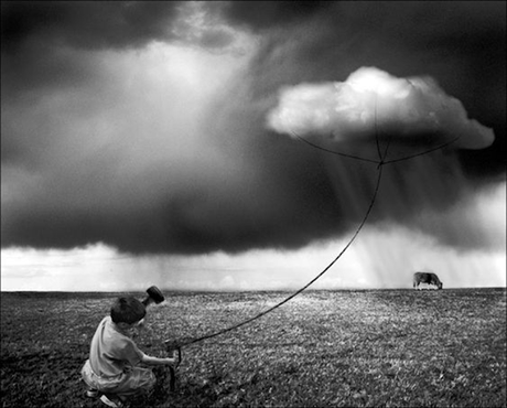 LO CERCANO TIENE SENTIDO GRACIAS A LO LEJANO QUE LO ENVUELVE