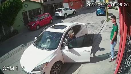 (video)Joven es despojado de su auto a plena luz del día cerca de la avenida Dalias