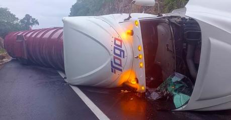 Tráiler de gasolina volcado obstruye la carretera Rioverde Valles