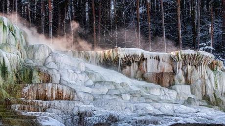 6 joyas naturales para explorar en las estepas húngaras La nieve cubre la famosa colina de sal de Egerszalók, Hungría