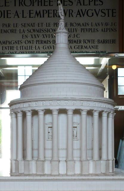 El Trofeo de los Alpes o de Augusto.