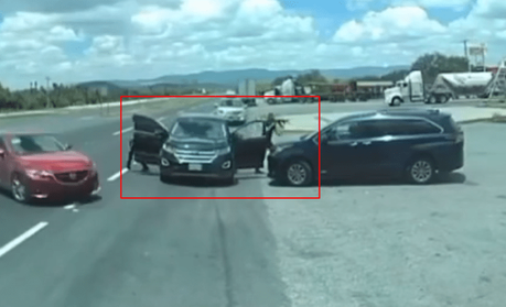 (video) Familia es despojada de su vehículo a mano armada en carretera Matehuala – San Luis Potosí