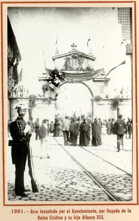 1901:arco en honor de la Reina María Cristina y Alfonso XIII