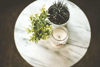 Mesita redonda con plantas y una vela