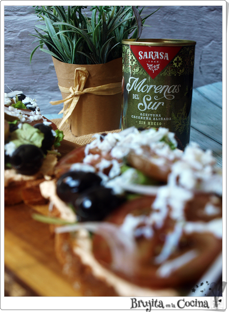 Bruschetta de tomate y aceitunas Bruschetta de tomate y aceitunas