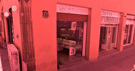 Hombres a bordo de motocicleta cometen atraco a mano armada en joyería del Centro Histórico