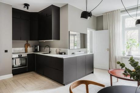 Un pequeño apartamento en tonos grises