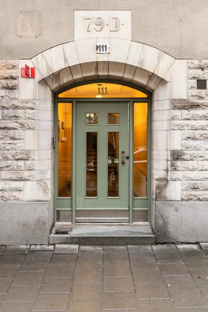 Un pequeño apartamento en tonos grises