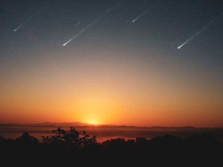 Proceso de ingreso y aparición como estrella fugaz de un meteoroide