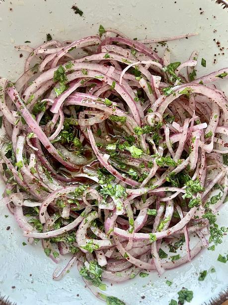 Cebolla con sumac, el condimento turco para acompañar tus barbacoas este verano