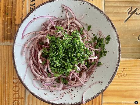 Cebolla con sumac, el condimento turco para acompañar tus barbacoas este verano
