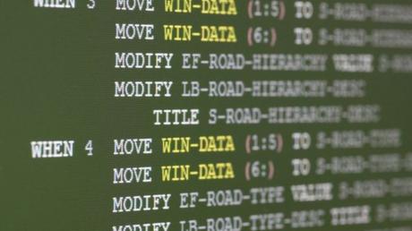 Pantalla con lenguaje de programación COBOL