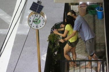 Los encuentros desde los balcones se repiten en todos los barrios porteños