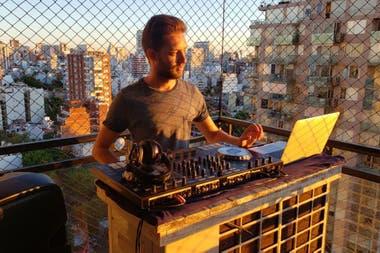 Todos los días a las 19, Lucas Waizer saca los parlantes al balcón y pasa música.