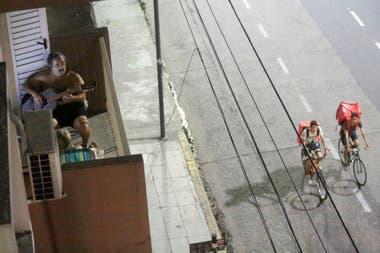 Aislados e impedidos de circular, los porteños se relacionan desde los balcones