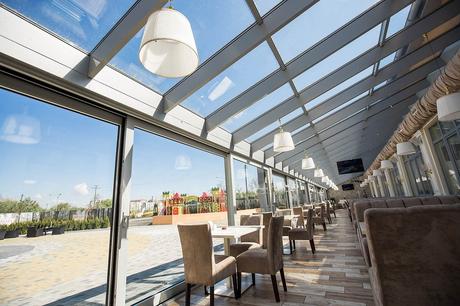 Aluvidal explica por qué los cerramientos para hostelería son una inversión inteligente para cualquier negocio Aluvidal explica por qué los cerramientos para hostelería son una inversión inteligente para cualquier negocio