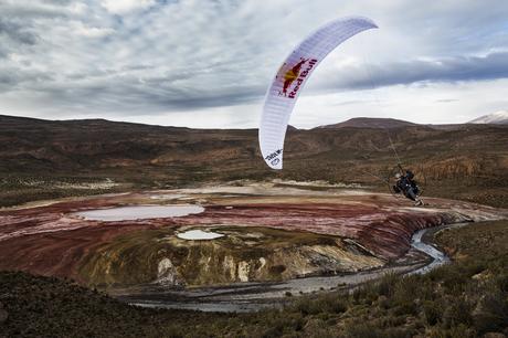 Descubre cómo un chileno llegó a ser campeón mundial de parapente acrobático Victor Carrera