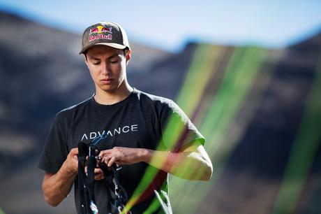 Descubre cómo un chileno llegó a ser campeón mundial de parapente acrobático Victor Carrera