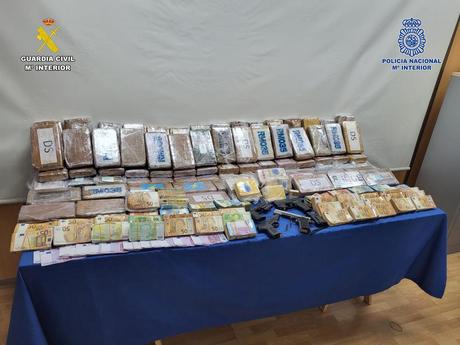 Dos detenidos y 725 dosis de cocaína y marihuana incautadas en un domicilio de Villamalea (Albacete) Dos detenidos y 725 dosis de cocaína y marihuana incautadas en un domicilio de Villamalea (Albacete)