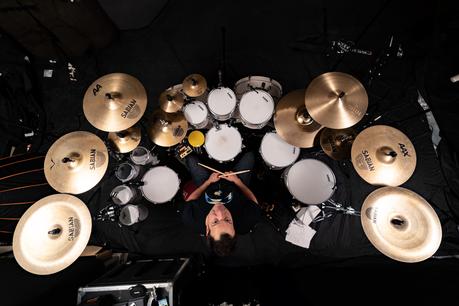 ‘Arte Sonoro: La Creación de Platillos Sabian’ es la nueva serie del músico venezolano Óscar Balza Óscar Balza - Sabian 3