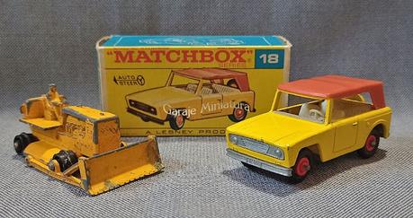 Una topadora y un auto de campo con el número 18 de pieza de Matchbox