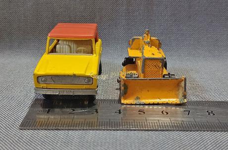 Una topadora y un auto de campo con el número 18 de pieza de Matchbox Una topadora y un auto de campo con el número 18 de pieza de Matchbox