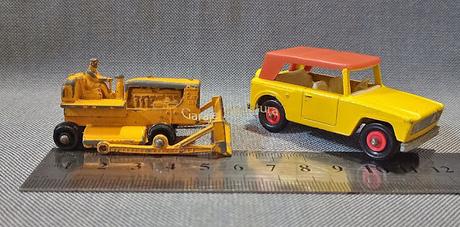 Una topadora y un auto de campo con el número 18 de pieza de Matchbox Una topadora y un auto de campo con el número 18 de pieza de Matchbox