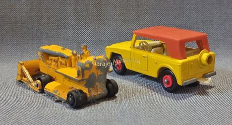 Una topadora y un auto de campo con el número 18 de pieza de Matchbox Una topadora y un auto de campo con el número 18 de pieza de Matchbox