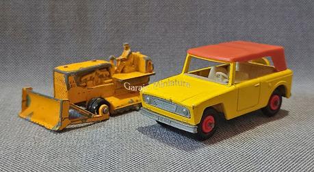 Una topadora y un auto de campo con el número 18 de pieza de Matchbox Una topadora y un auto de campo con el número 18 de pieza de Matchbox