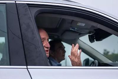 Los bancos se forran mientras las familias se ahogan por los tipos de interés… Y vacaciones para la familia real: “Yo a Sanxenxo, tú a Marivent”.