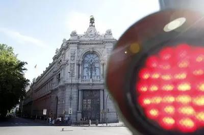 Los bancos se forran mientras las familias se ahogan por los tipos de interés… Y vacaciones para la familia real: “Yo a Sanxenxo, tú a Marivent”.