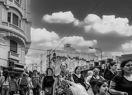 Mujeres marchando en cruce de calle