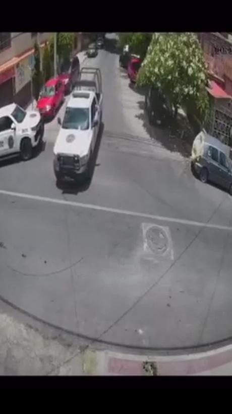 (video) Un elemento de la Guardia Civil Estatal es captado disparando contra cámaras de seguridad vecinales