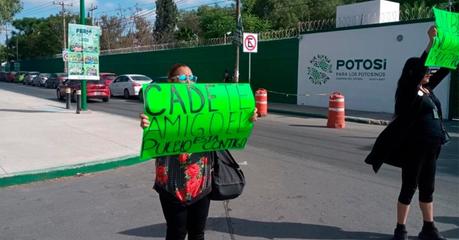 Familiares de cadetes de la Guardia Civil Estatal se manifiestan para exigir el pago de becas