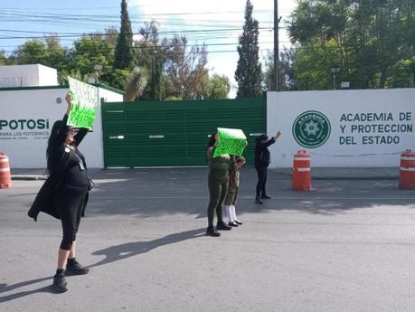 Familiares de cadetes de la Guardia Civil Estatal se manifiestan para exigir el pago de becas