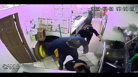 (video) Agresión salvaje en Subway de Rutilo Torres: Hombre golpea a menor de edad trabajador