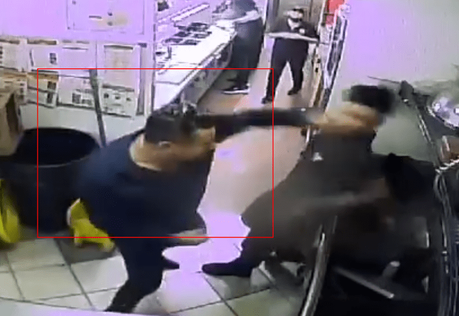 (video) Agresión salvaje en Subway de Rutilo Torres: Hombre golpea a menor de edad trabajador