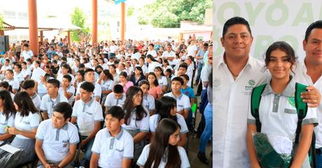 Ricardo Gallardo distribuye apoyos escolares a estudiantes de Tamasopo