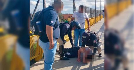 Policía Vial rescata a hombre que intentó arrojarse de un puente en Carretera 57