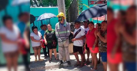 Protesta simbólica en Valladolid: vecinos retienen a trabajador de CFE por fallas en el servicio