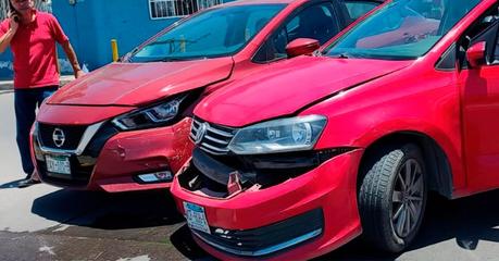 Choque entre dos vehículos en Xicotencatl y Urbano Villalón solo deja daños materiales