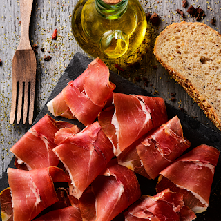Embárcate en una Aventura del Jamón Serrano: Descubriendo los Encantos de esta Delicia Curada