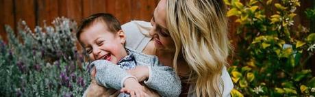 Qué es la apraxia del habla y cómo abordarlo con ayuda de profesionales mujer con niño