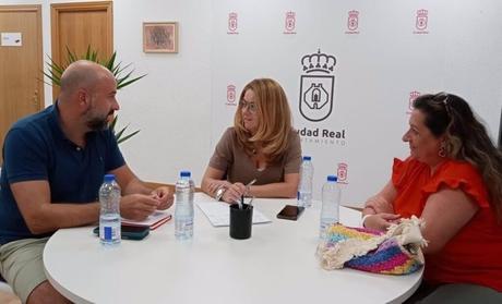 El consejero de Educación conoce las actividades de ‘Erasmus Rural’ que acoge la biblioteca de Villar de Olalla (Cuenca)