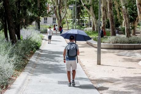 El consejero de Educación conoce las actividades de ‘Erasmus Rural’ que acoge la biblioteca de Villar de Olalla (Cuenca)