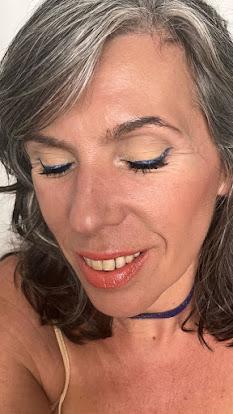 eyeliner azul ojos cerrados Maquillajes de verano en tonos fríos 08