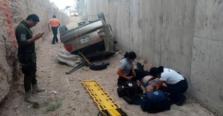 Volcadura en Carretera 57 por ignorar señalización de construcción