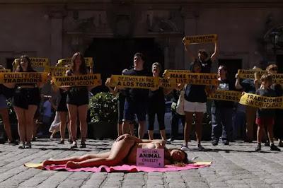 Un grupo de activistas se semidesnuda en Palma, en protesta por las corridas de toros.