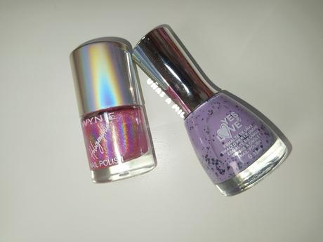 Diseño de uñas morado y rosa con flores