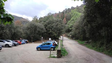 Zona de aparcamiento del pantà de Vallforners